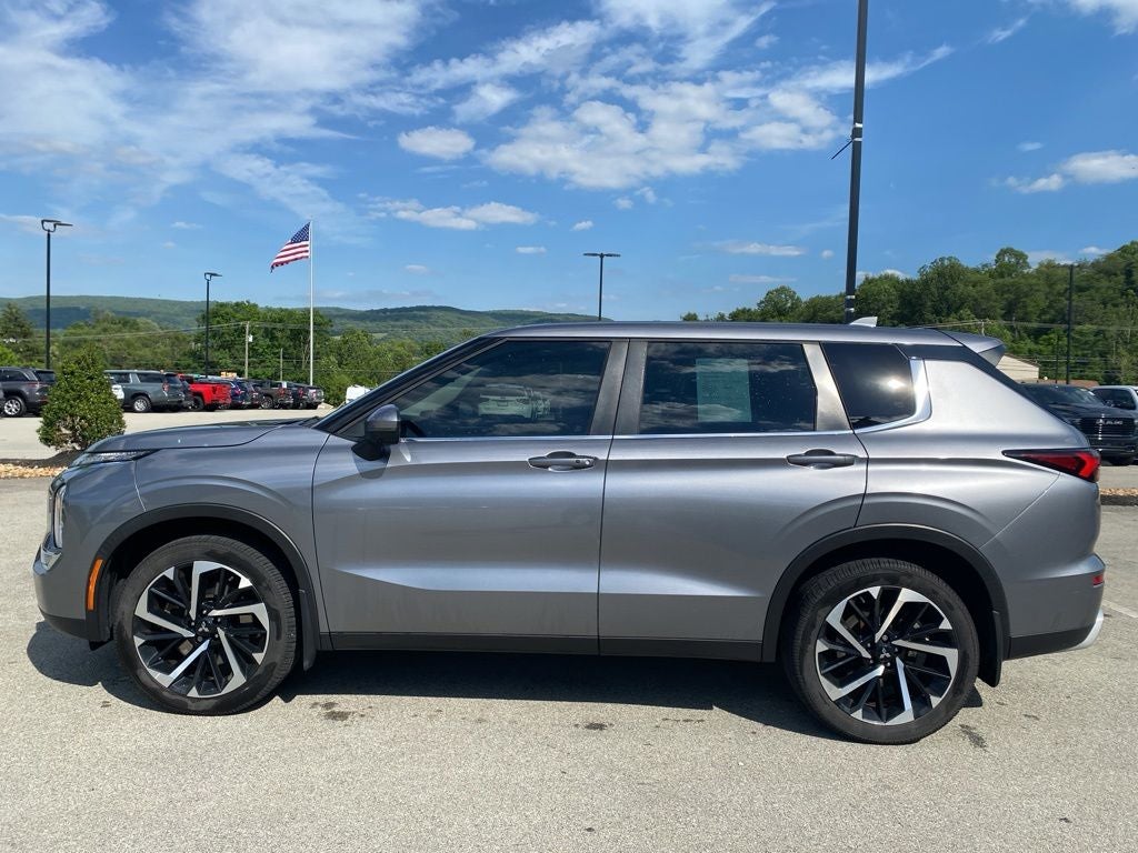 2023 Mitsubishi Outlander Base
